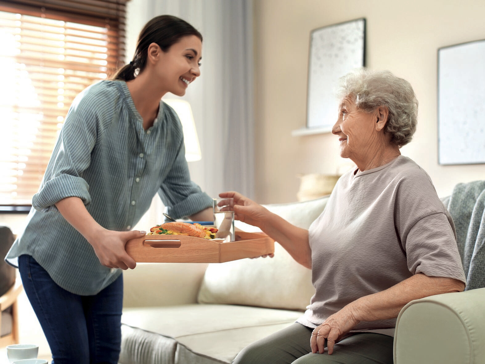 Die Care- und Gemeinschaftsverpflegung ist ein zentraler Bestandteil moderner Gesundheits- und Pflegeeinrichtungen und verbindet Qualität, Wirtschaftlichkeit und Versorgungssicherheit. Steigende Anforderungen an Sonderkostformen, Hygiene und Kostenkontrolle erfordern dabei flexible Konzepte. Der Service-Bund unterstützt seine Kunden durch starke Partnerschaften (wie die Sander Gruppe) mit einem umfassenden Sortiment, zuverlässiger Logistik und individueller Beratung für eine zukunftssichere Verpflegung.