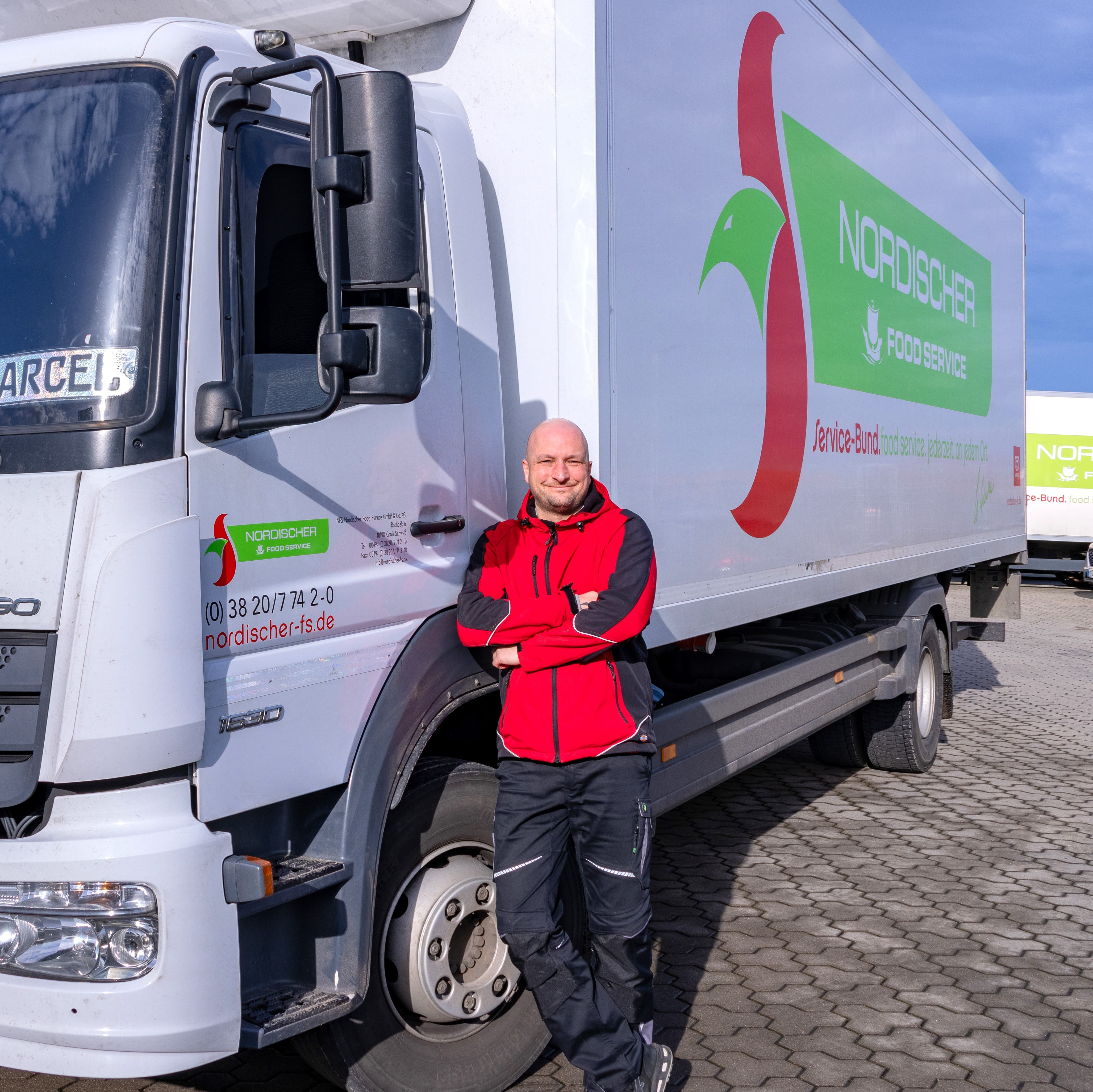 Marcel vor LKW